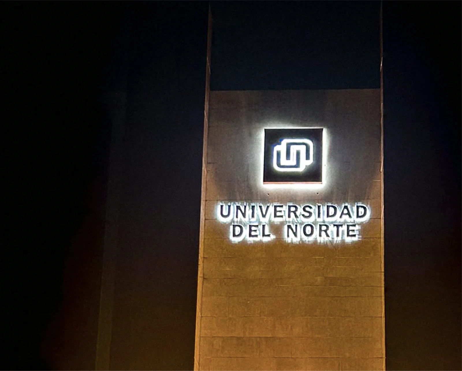 Letrero iluminado de Universidad del Norte